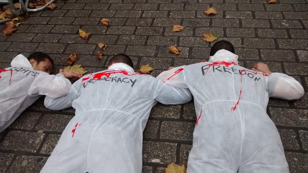 Al-Sisi demonstranter utenfor Downing Street mens Presidenten besøkte London i høst. Kilde: Haroon Siddique, The Guardian. 